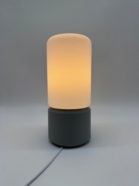 Moderne Tafellamp 'Dots' met Cilindervormige Witte Kap en Grijze Voet – Stijlvolle Sfeerverlichting