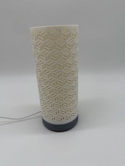 Tafellamp 'Dia' met Geometrisch Gesneden Cilinderkap en Strakke Voet – Moderne Sfeerverlichting