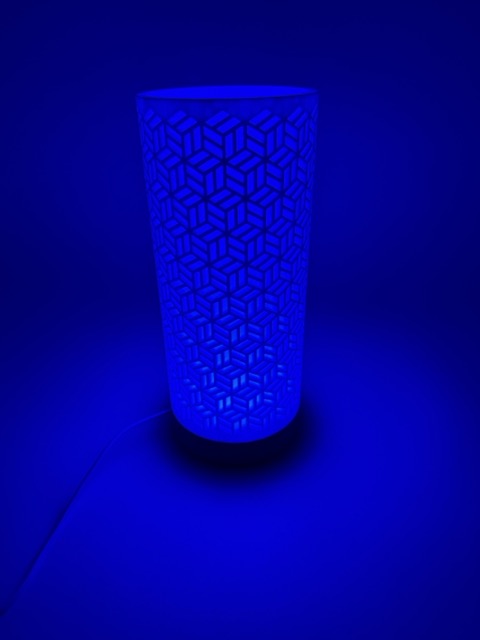 Tafellamp 'Dia' met Geometrisch Gesneden Cilinderkap en Strakke Voet – Moderne Sfeerverlichting