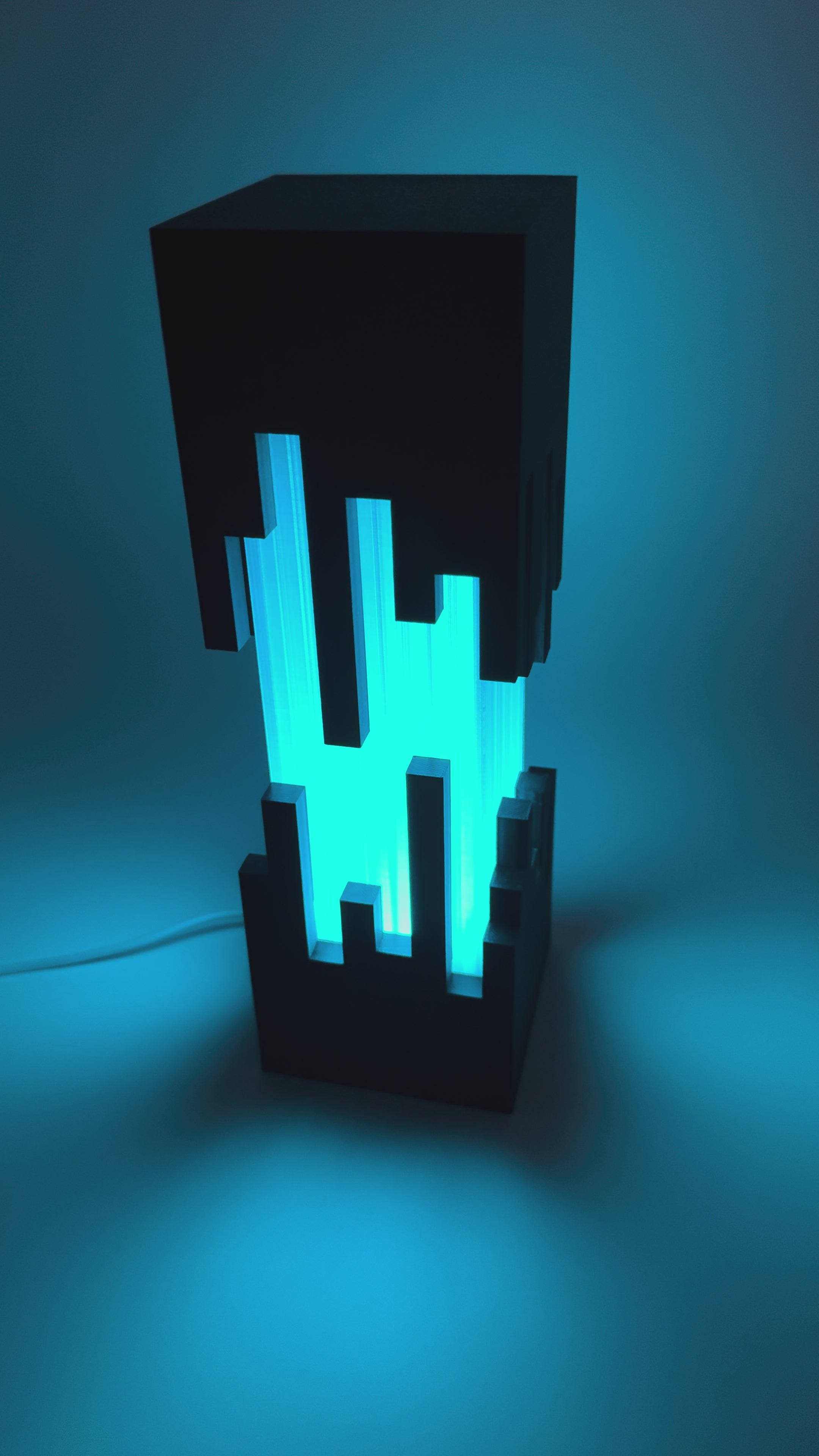 Design Tafellamp 'Future' met Zwart Uitgesneden Patroon en Kleurenwissel – Moderne Sfeerlamp met Afstandsbediening